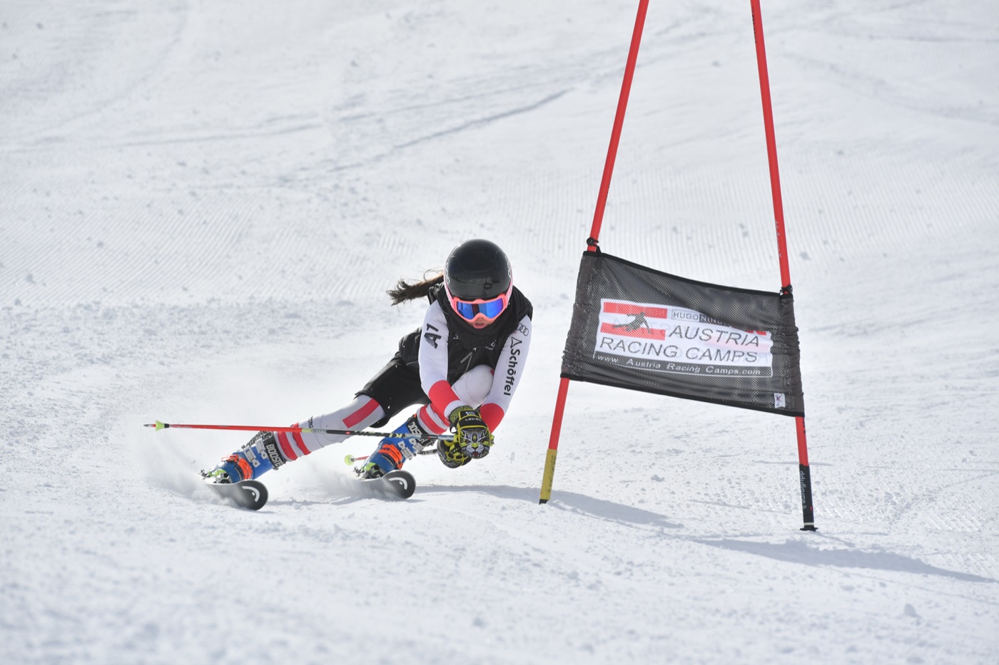 Athletin im Riesenslalom am ARC-Tor