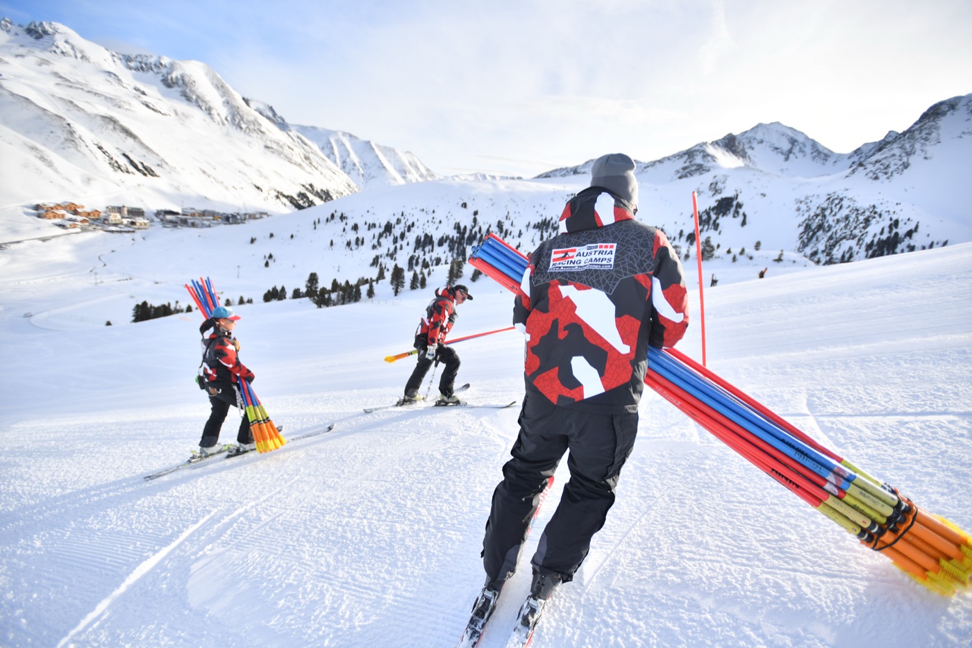 Kinder mit Skilehrer auf der Piste